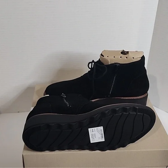 CLARKS NIB Women's Black Suede Ankle Boots Size 7.5 - Picture 7 of 8